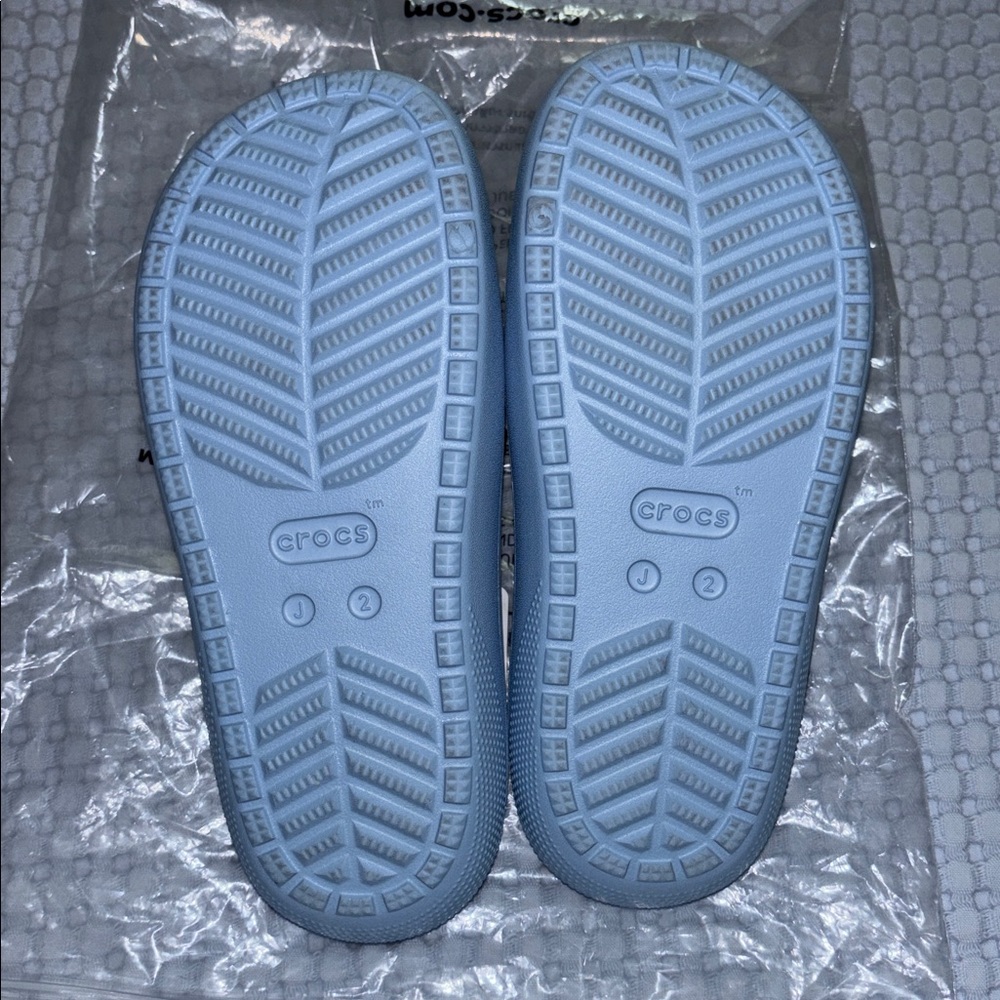 CROCS Kids Double Strap Classic Sandal in Blue Calcite size J2 - Picture 2 of 5